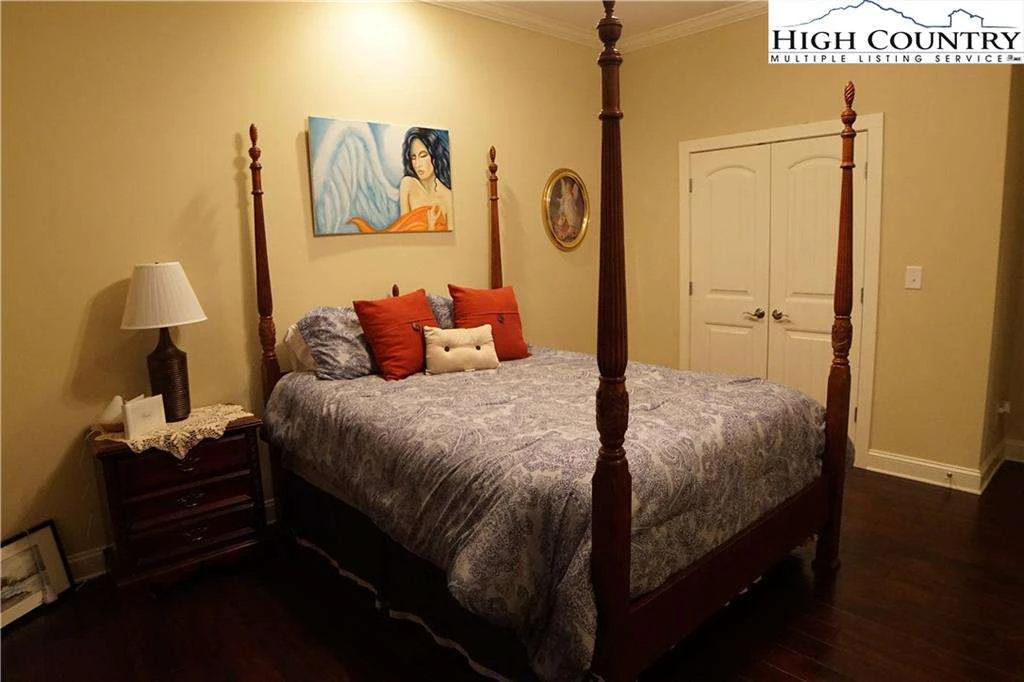 Image number 5 for the current listing