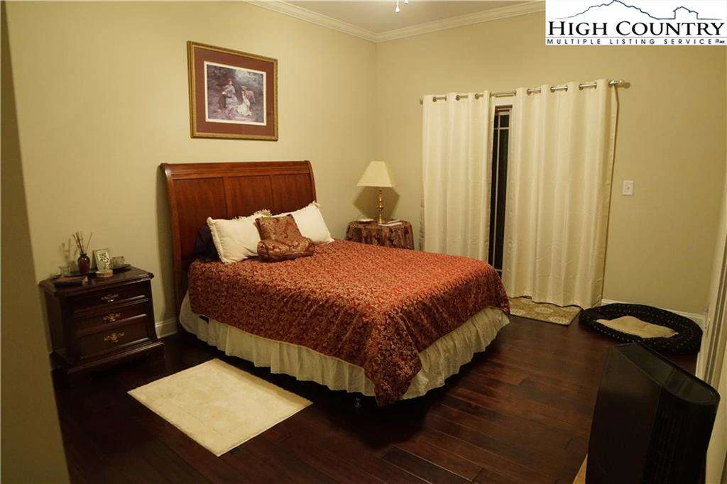 Image number 6 for the current listing