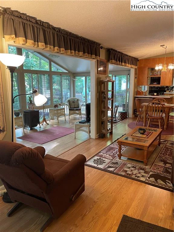 Image number 17 for the current listing