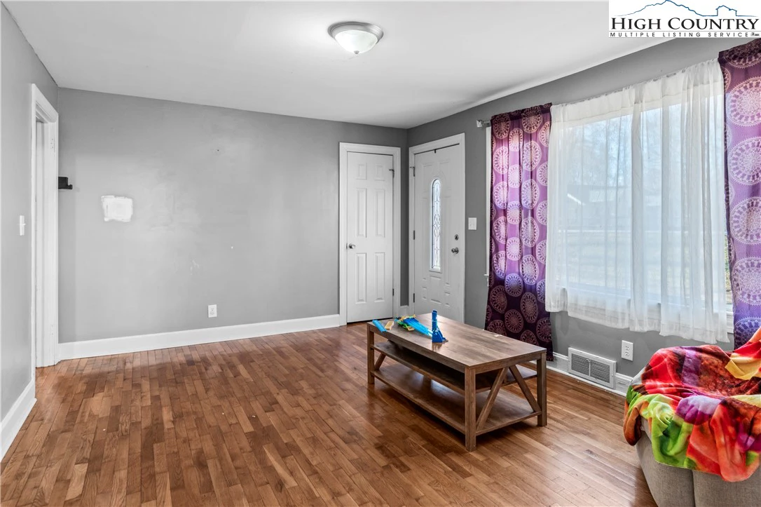 Image number 21 for the current listing