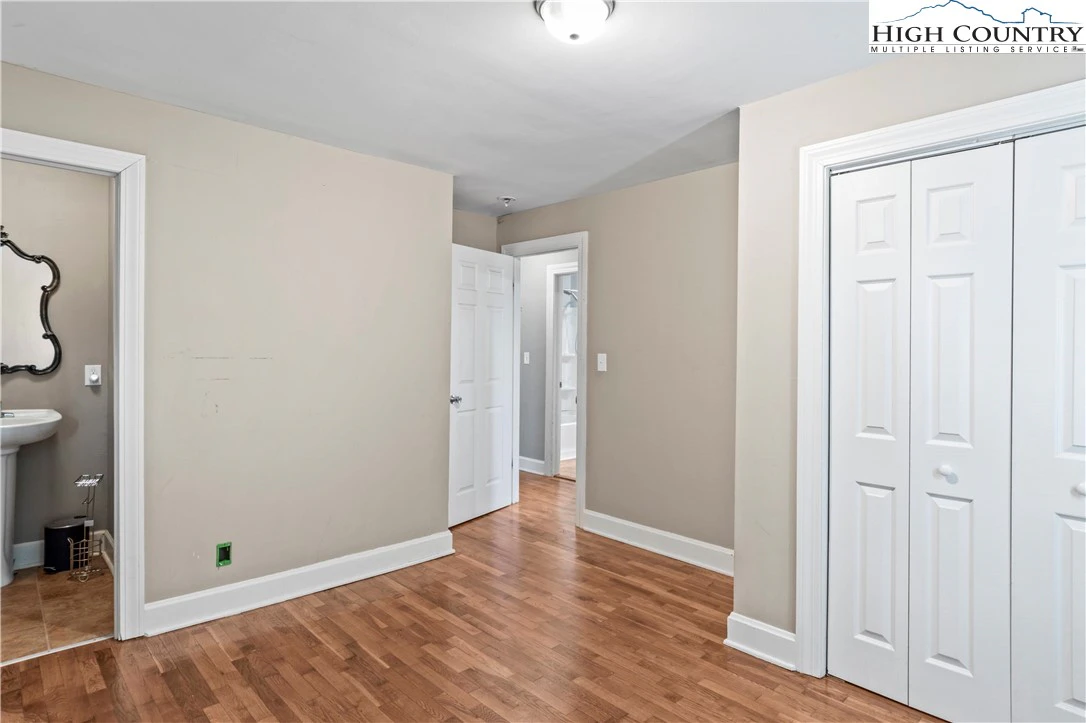 Image number 16 for the current listing