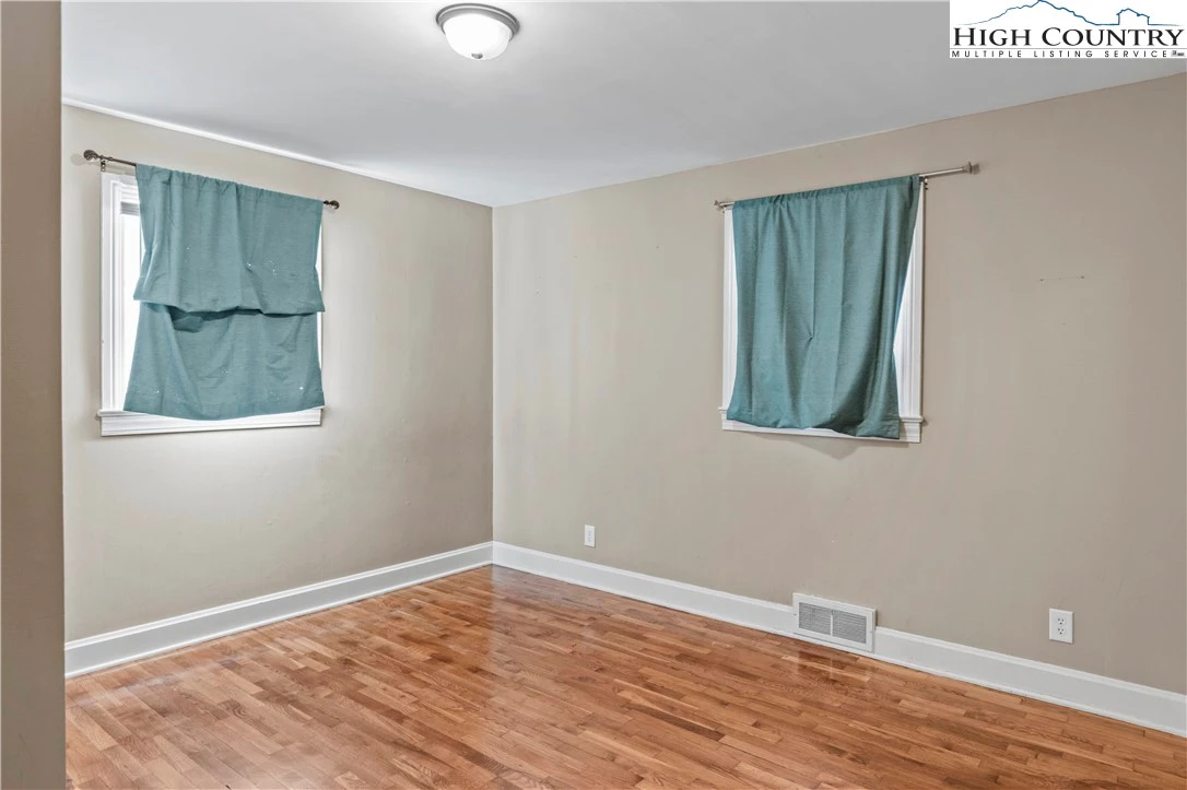 Image number 15 for the current listing