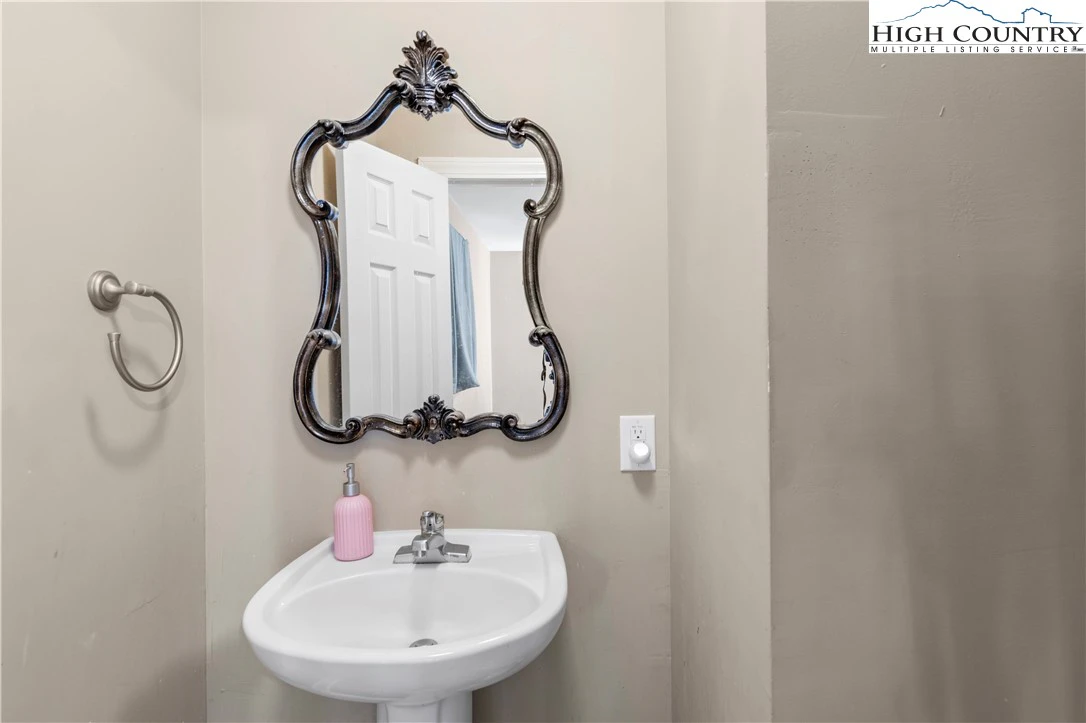 Image number 2 for the current listing
