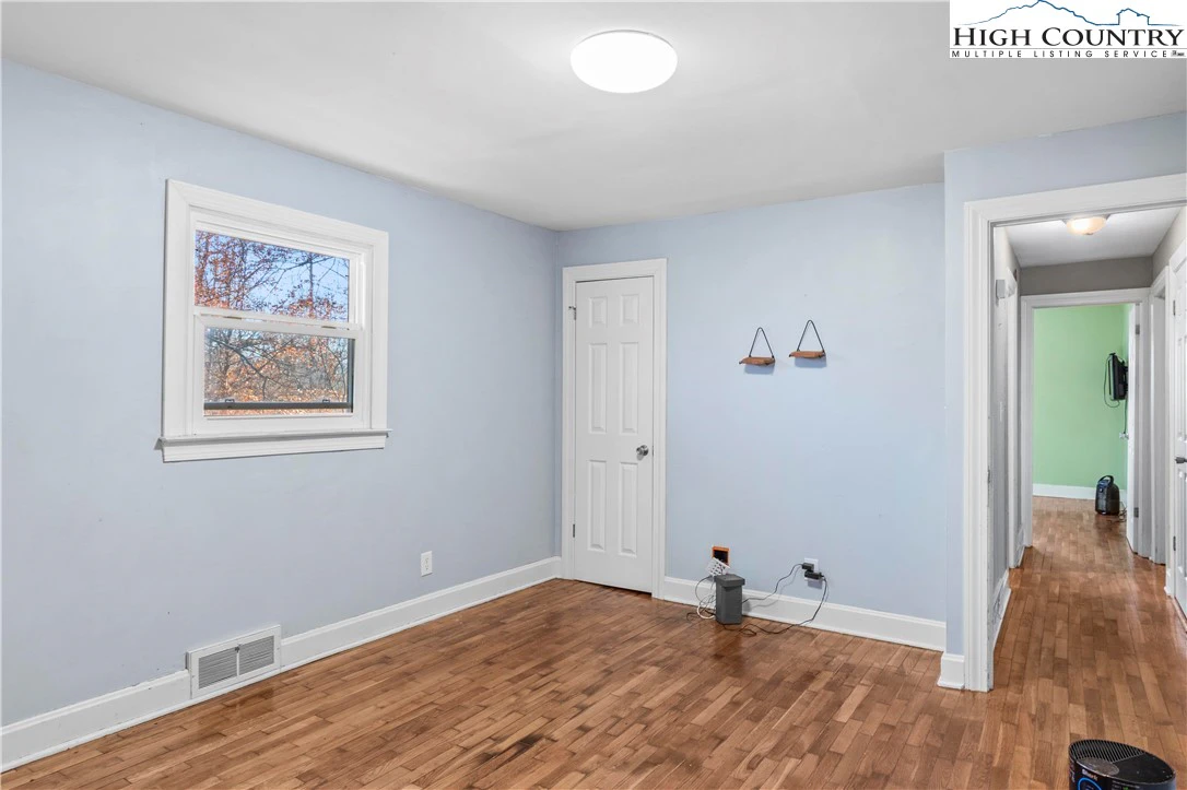 Image number 14 for the current listing