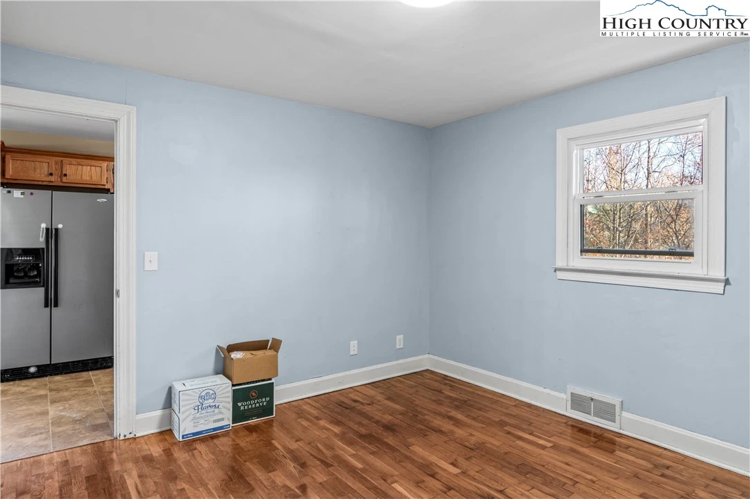 Image number 13 for the current listing