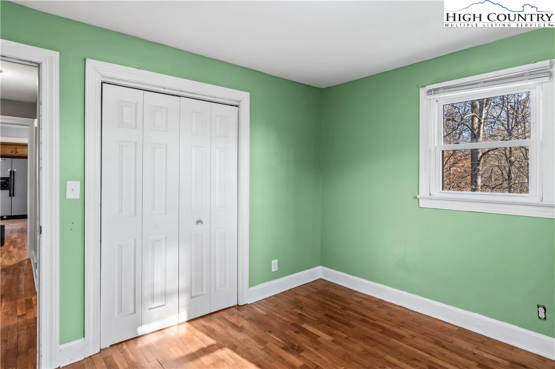 Image number 11 for the current listing