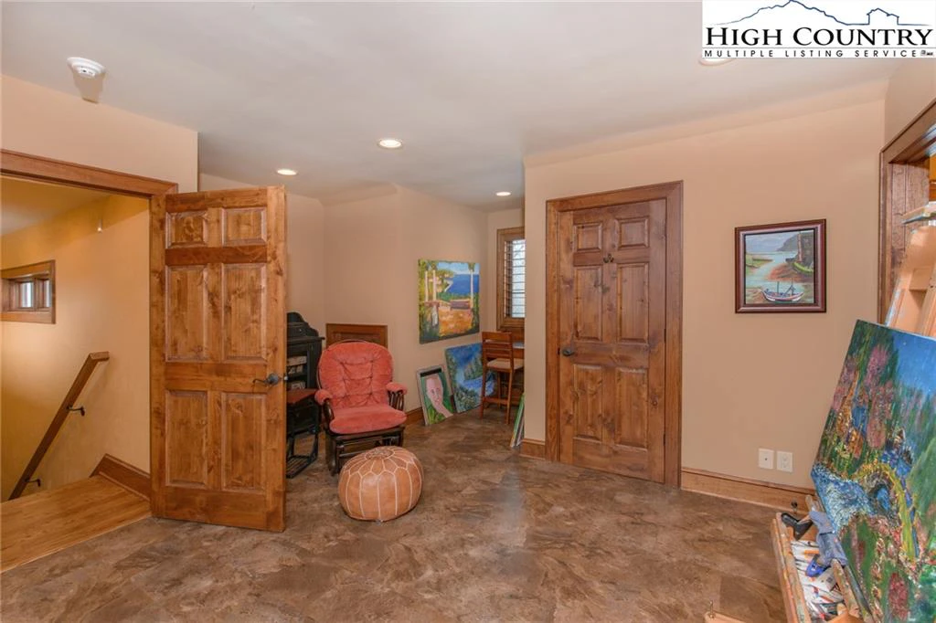 Image number 10 for the current listing