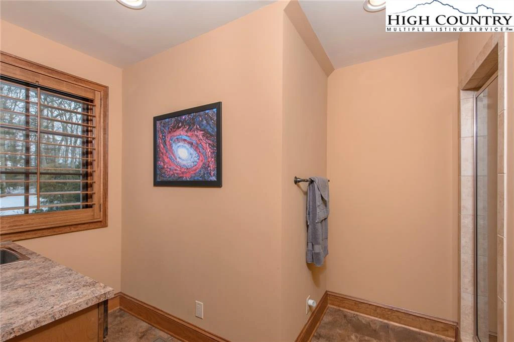 Image number 12 for the current listing