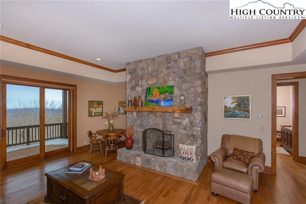 Image number 2 for the current listing