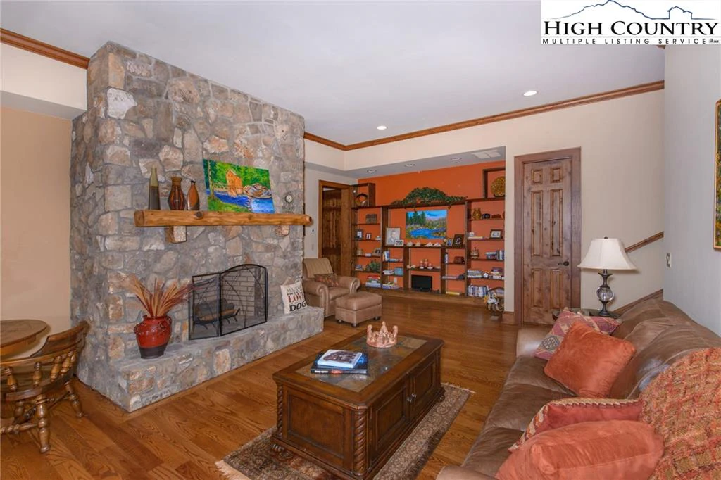 Image number 15 for the current listing