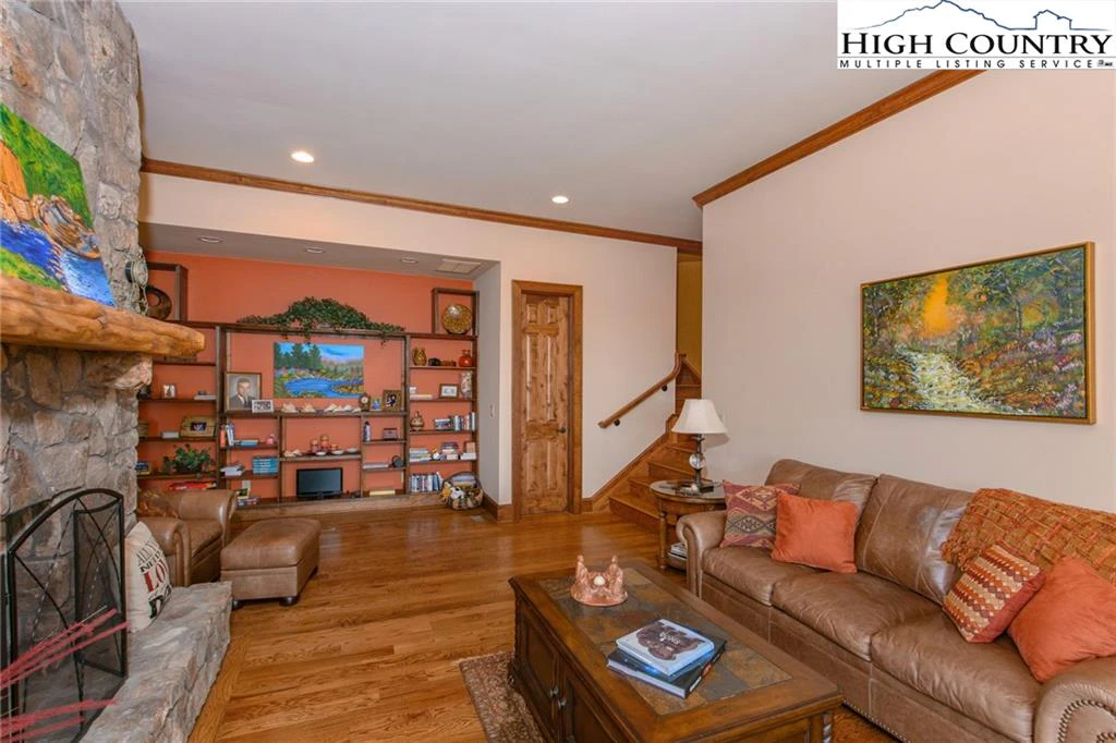 Image number 16 for the current listing