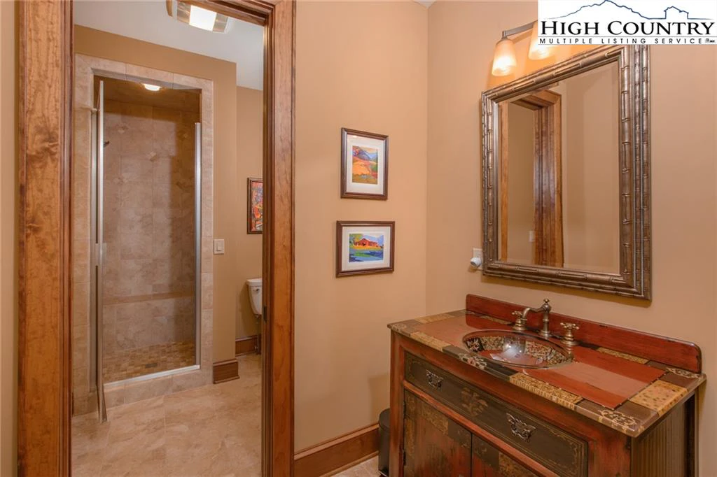 Image number 18 for the current listing