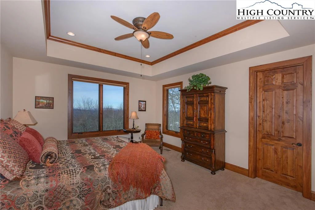 Image number 19 for the current listing