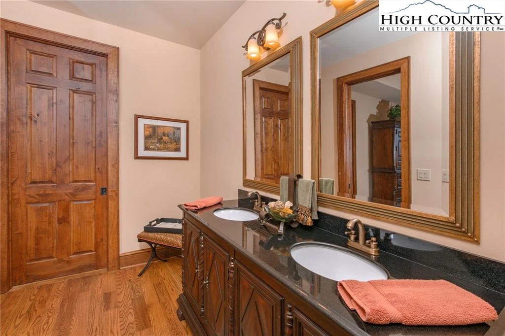 Image number 21 for the current listing