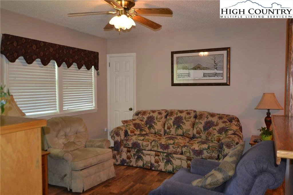 Image number 2 for the current listing