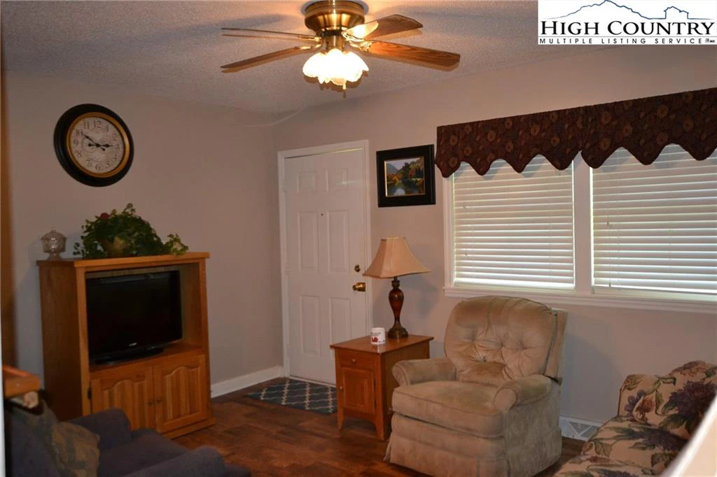 Image number 11 for the current listing