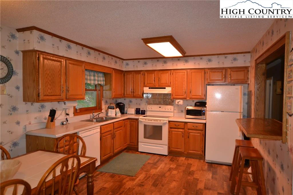 Image number 14 for the current listing