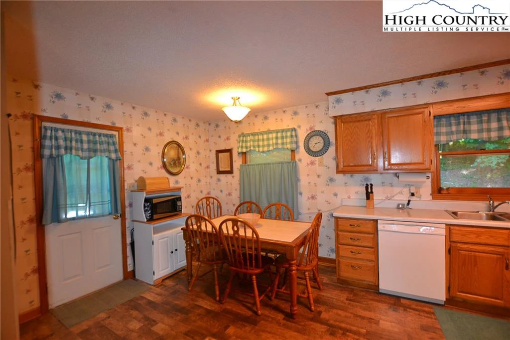 Image number 13 for the current listing