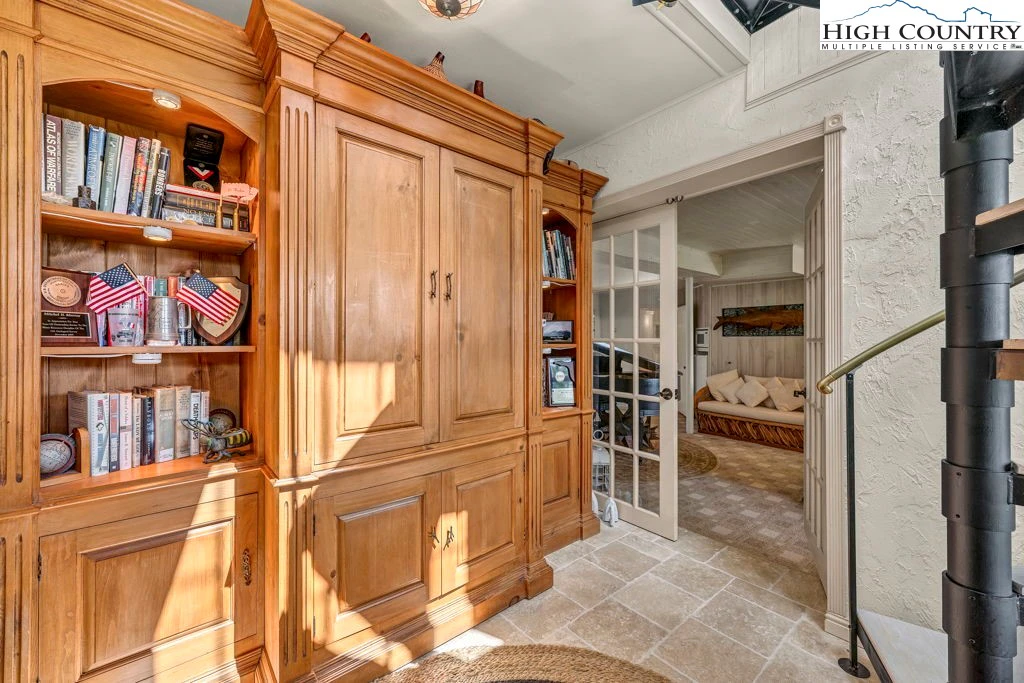 Image number 11 for the current listing