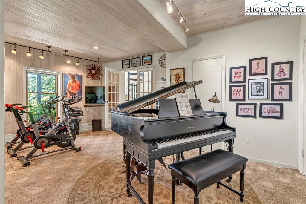 Image number 21 for the current listing