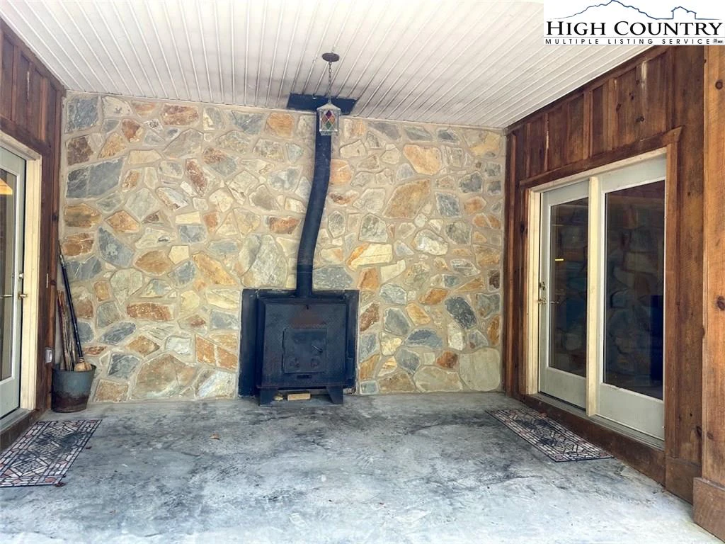 Image number 27 for the current listing