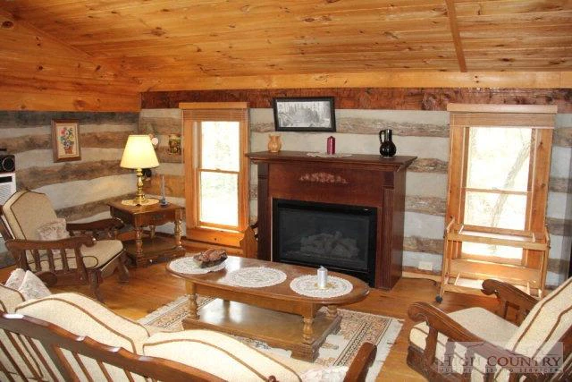 Image number 17 for the current listing