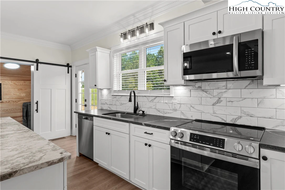 Image number 4 for the current listing