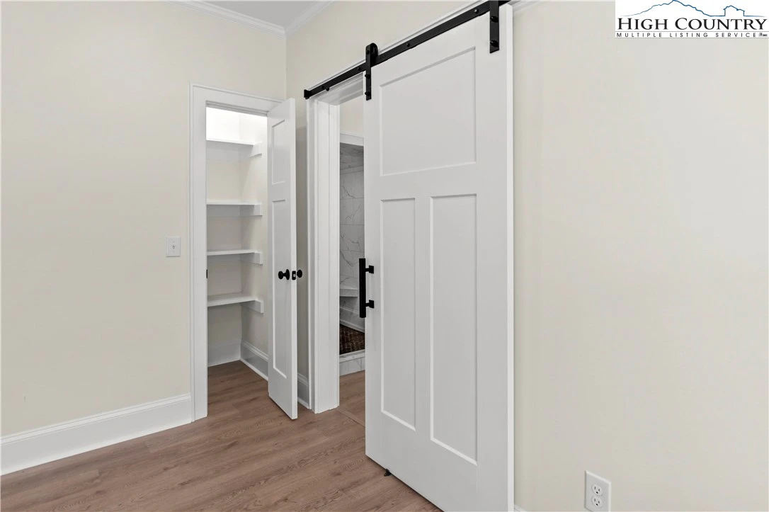 Image number 9 for the current listing