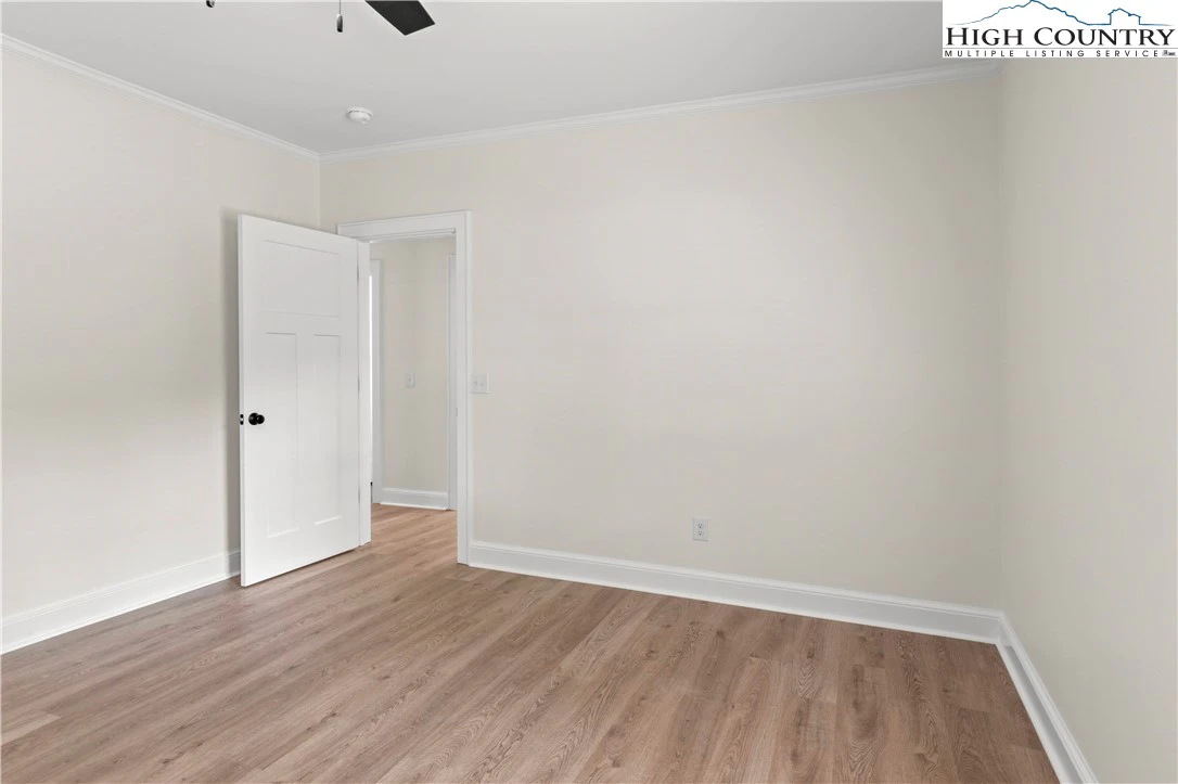 Image number 14 for the current listing