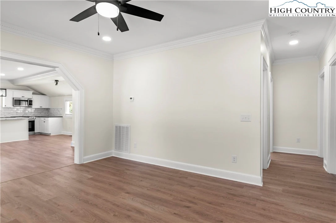 Image number 18 for the current listing