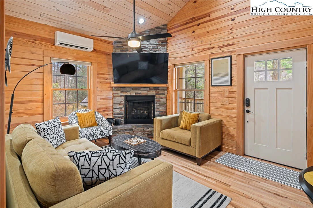 Image number 14 for the current listing
