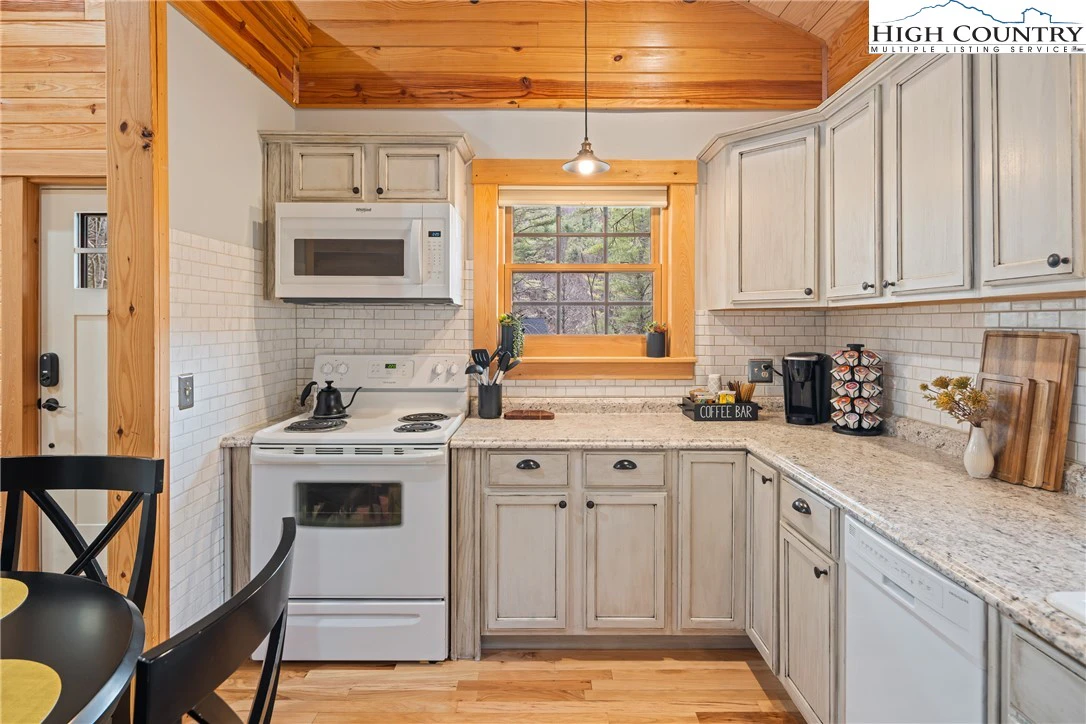 Image number 7 for the current listing