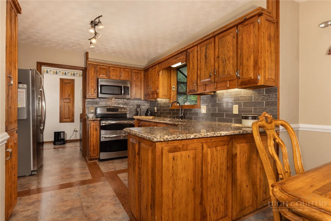 Image number 15 for the current listing