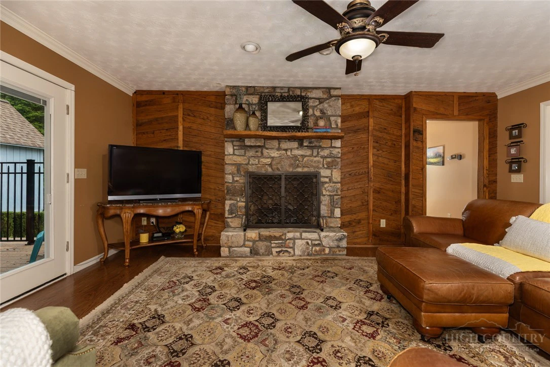 Image number 20 for the current listing
