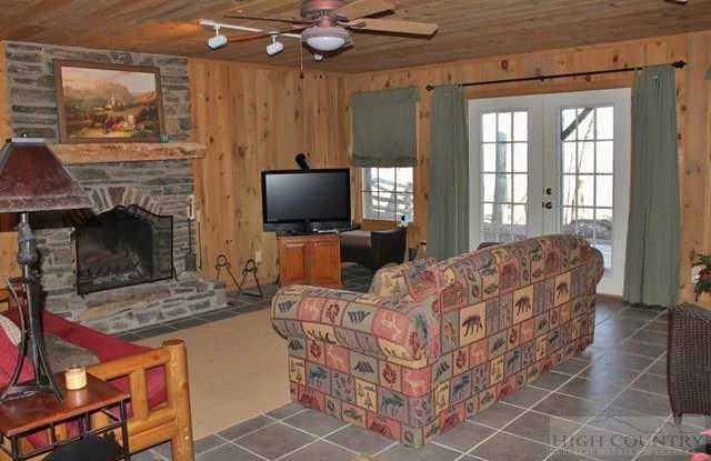 Image number 19 for the current listing