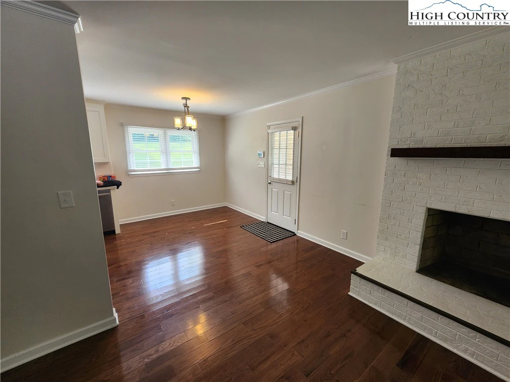 Image number 13 for the current listing