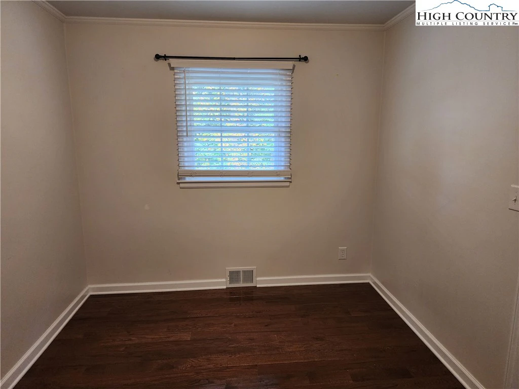 Image number 10 for the current listing