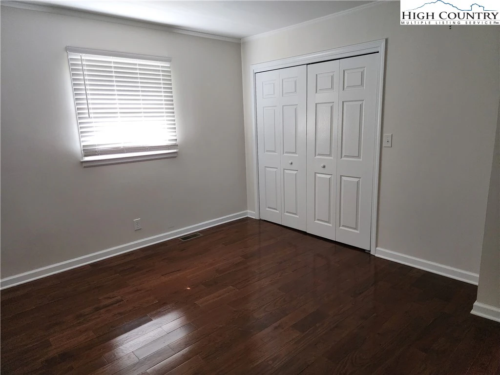 Image number 16 for the current listing