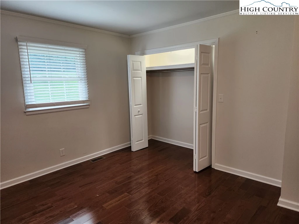 Image number 1 for the current listing