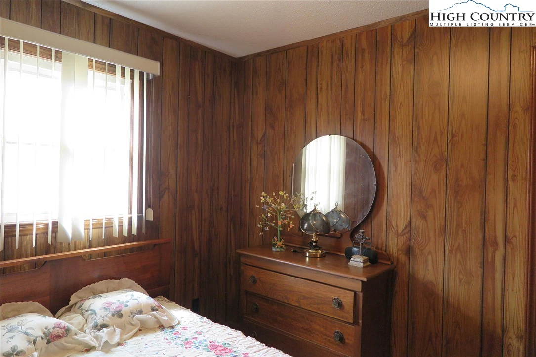 Image number 11 for the current listing