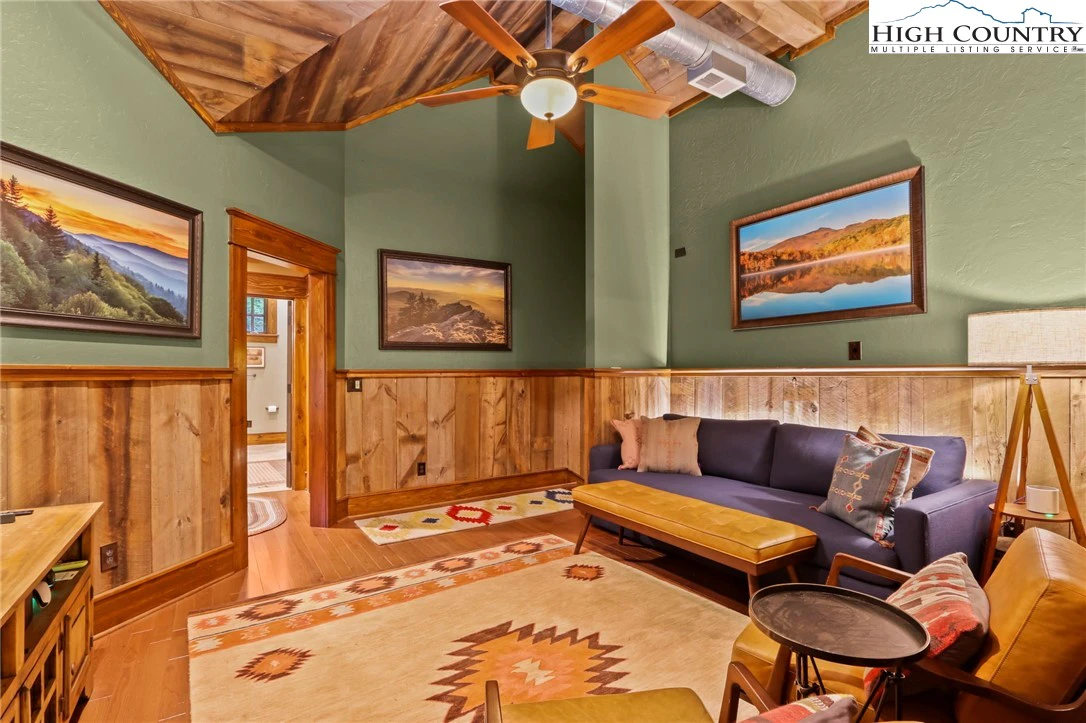 Image number 4 for the current listing
