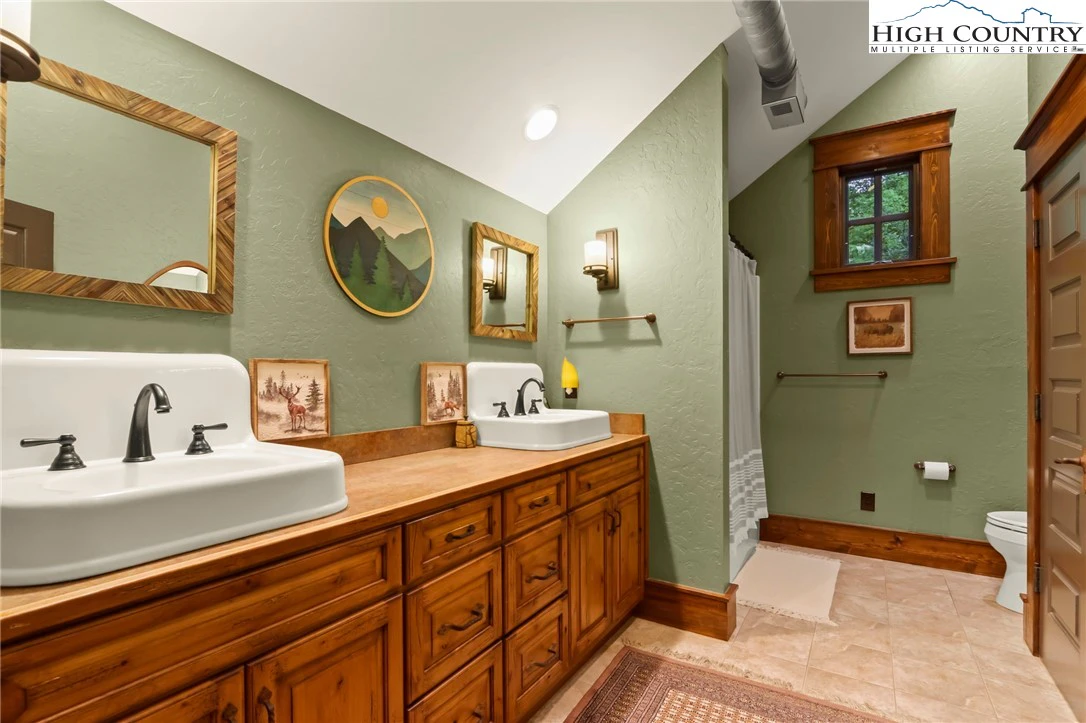 Image number 9 for the current listing