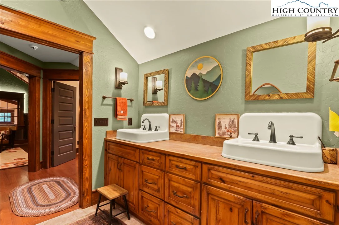Image number 10 for the current listing