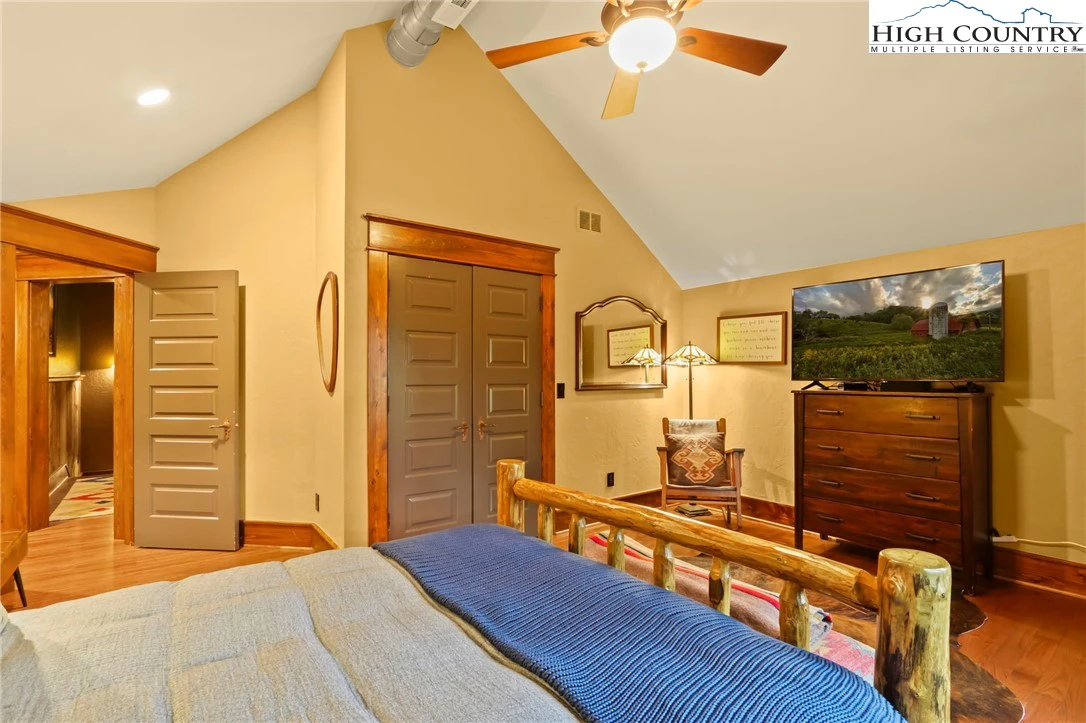 Image number 12 for the current listing