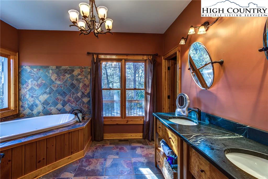 Image number 3 for the current listing