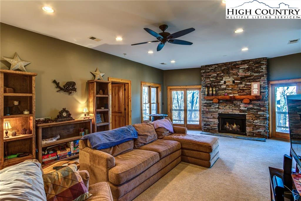 Image number 17 for the current listing