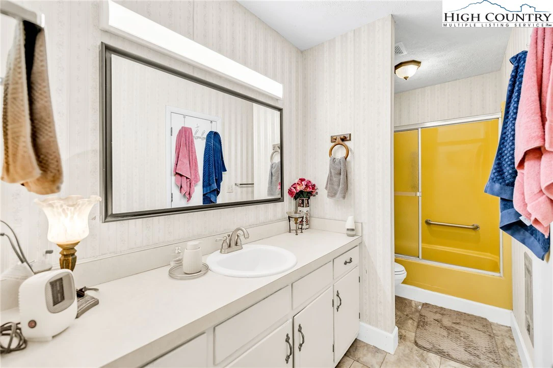 Image number 9 for the current listing