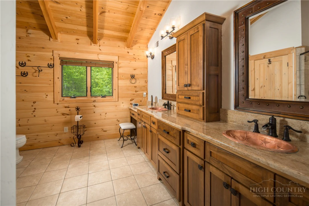 Image number 19 for the current listing