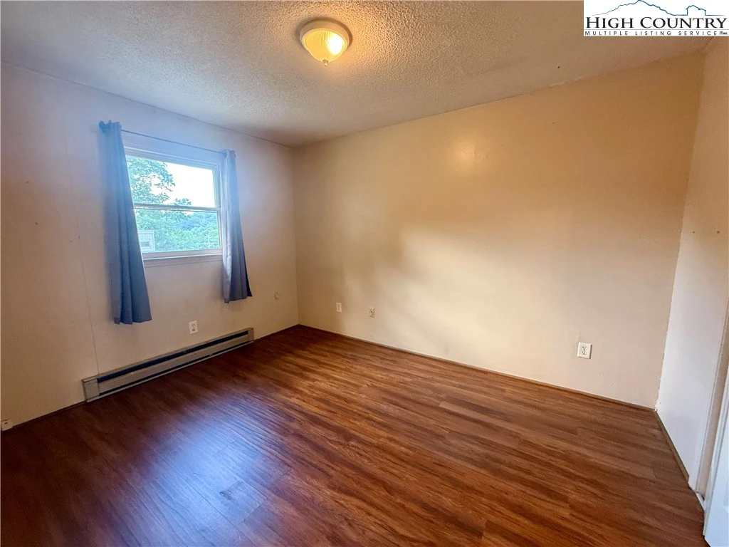 Image number 11 for the current listing