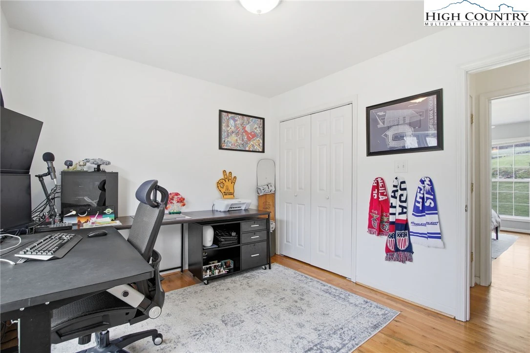Image number 19 for the current listing